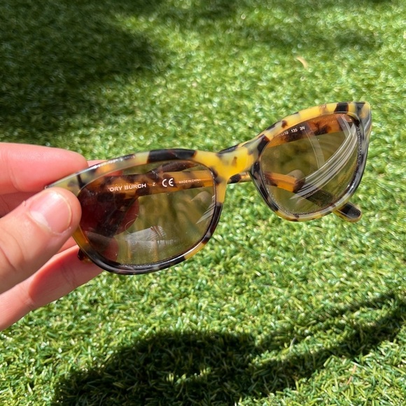 VTG 00’s Tory Burch Tortoise Shell Sunglasses - Picture 3 of 4